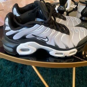 Nike Black and White Sneakers with Air Max Cushioning
